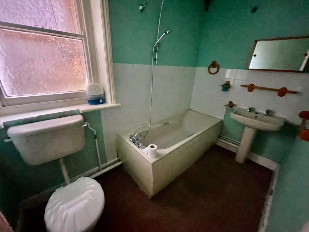Lot: 8 - ONE-BEDROOM GARDEN FLAT - Bathroom